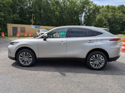 Used 2024 Toyota Venza XLE AWD/4WD image 7