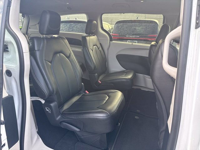 Certified 2024 Chrysler Pacifica Touring-L FWD image 23