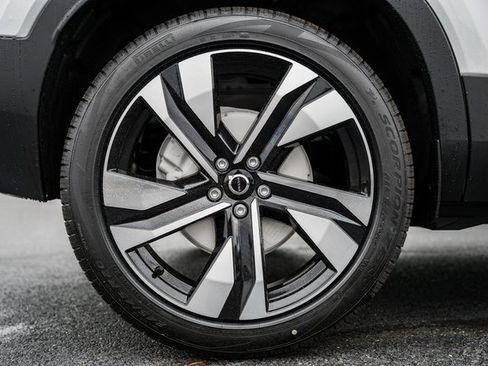 Certified 2025 Volvo XC40 B5 Ultra w/ Climate Package image 19