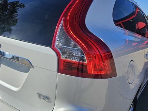 Used 2015 Volvo XC60 T5 Platinum image 9