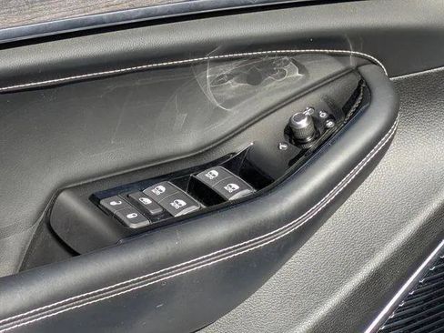 Certified 2022 Jeep Grand Cherokee L Overland w/ Luxury Tech Group IV AWD/4WD image 12