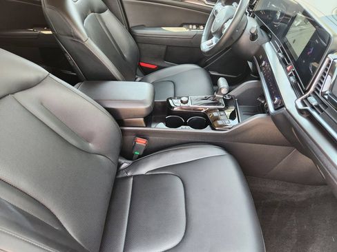 Certified 2025 Kia Sportage EX FWD image 19