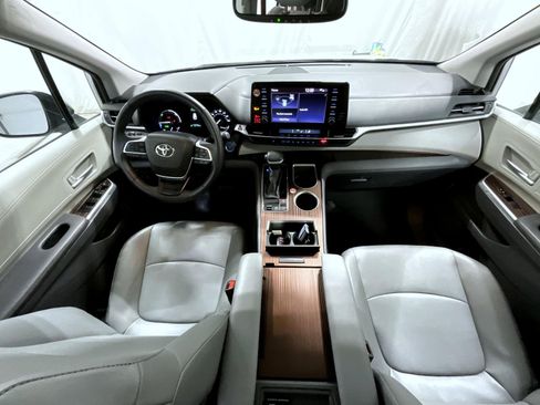 Used 2024 Toyota Sienna XLE image 14