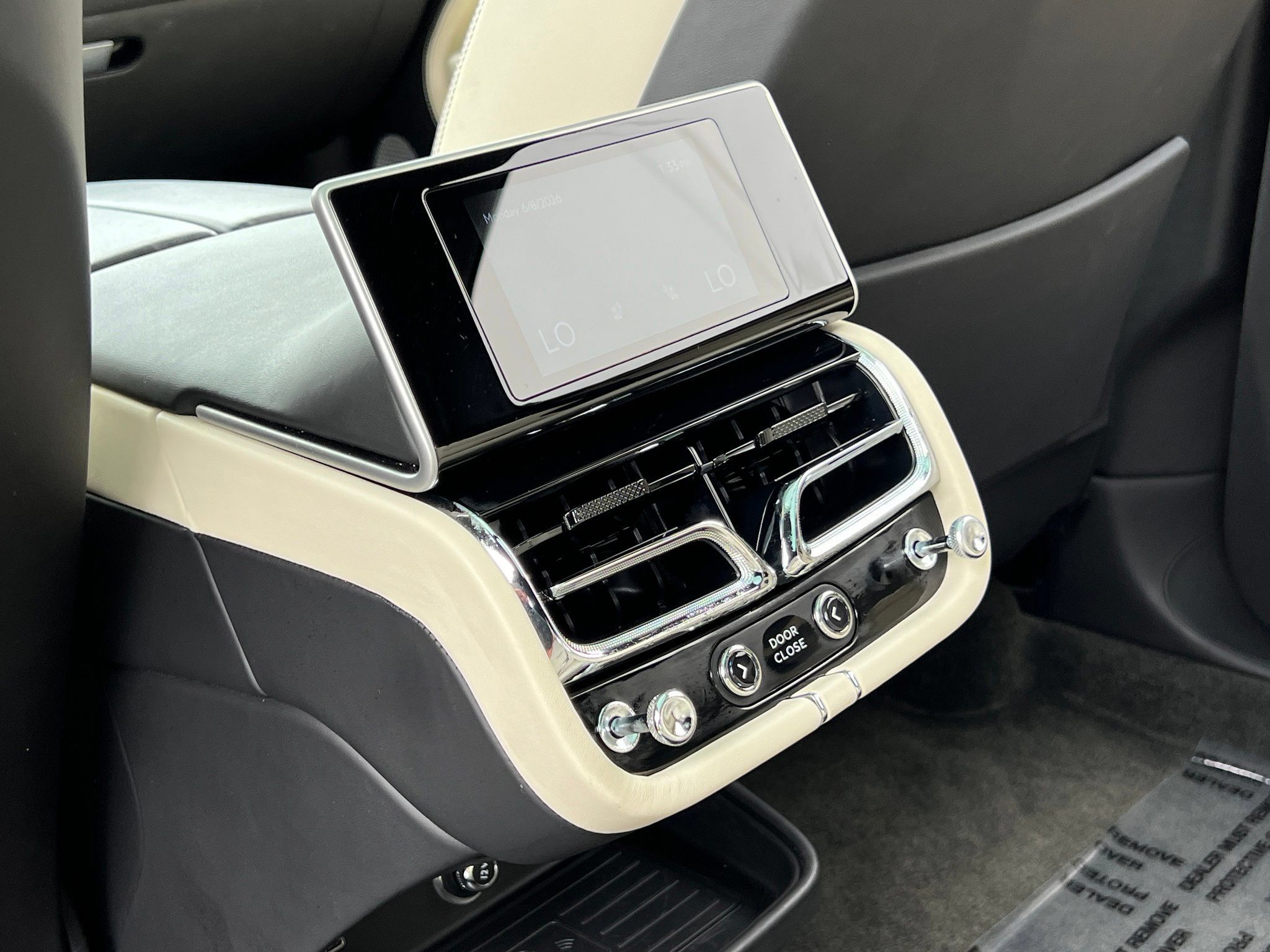 Used 2023 Bentley Bentayga Extended Wheelbase AWD/4WD image 37