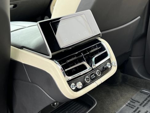Used 2023 Bentley Bentayga Extended Wheelbase AWD/4WD image 37