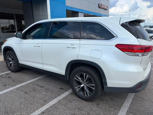 Used 2019 Toyota Highlander Plus FWD image 4