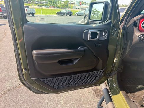 Used 2023 Jeep Wrangler Unlimited Rubicon w/ Cold Weather Group AWD/4WD image 12