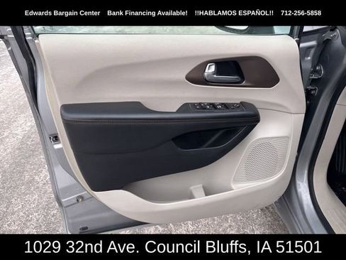 Used 2017 Chrysler Pacifica Touring w/ Tire & Wheel Group image 17