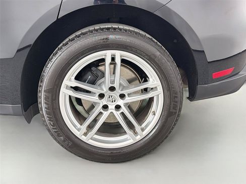 Certified 2025 Porsche Macan AWD/4WD image 12