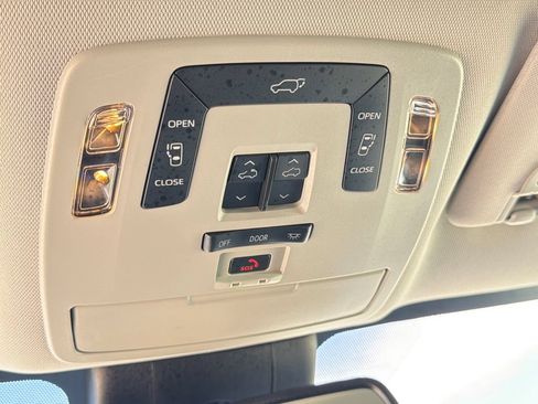 Used 2025 Toyota Sienna XLE FWD image 30