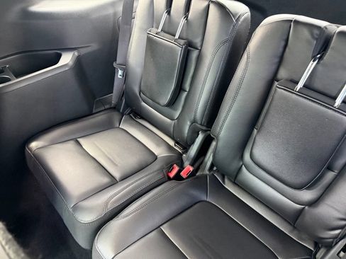 Used 2019 Ford Explorer XLT w/ Equipment Group 202A AWD/4WD image 33