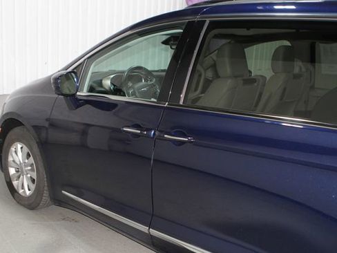 Used 2018 Chrysler Pacifica Touring-L Plus w/ Advanced Safetytec Group FWD image 28
