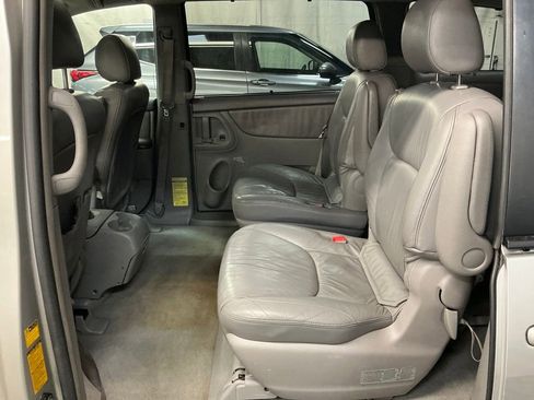 Used 2004 Toyota Sienna XLE Limited image 25
