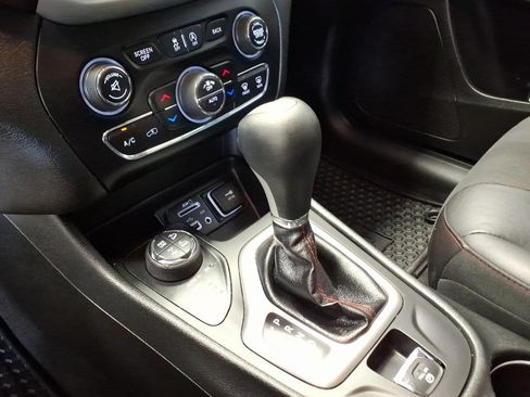 Used 2018 Jeep Cherokee Trailhawk w/ Comfort & Convenience Group AWD/4WD image 17