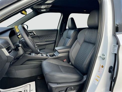 New 2025 Mitsubishi Outlander Base image 23