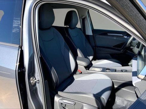 Used 2025 Volkswagen Tiguan SE AWD/4WD image 7
