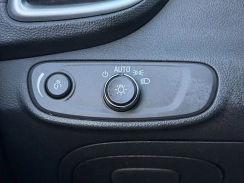 Used 2022 Chevrolet Trax LT w/ LT Convenience Package image 21