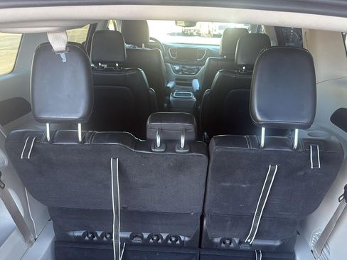 Used 2024 Chrysler Pacifica Touring-L image 5