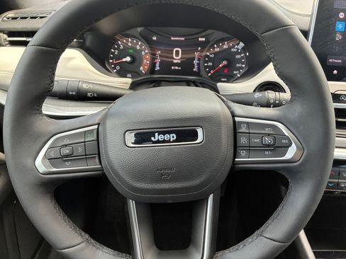 Used 2025 Jeep Compass Limited image 29