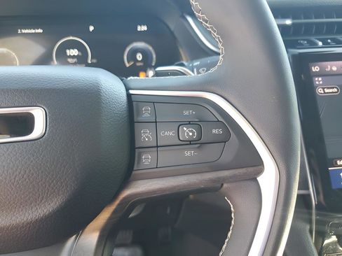 Used 2024 Jeep Grand Cherokee Limited image 33