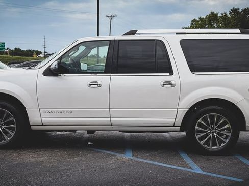 Used 2016 Lincoln Navigator L Select AWD/4WD image 21