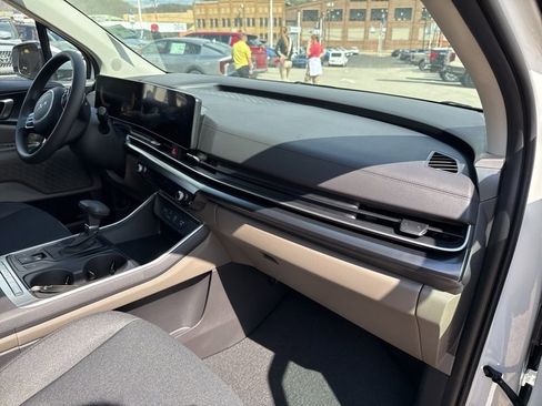 New 2026 Kia Carnival LX image 18