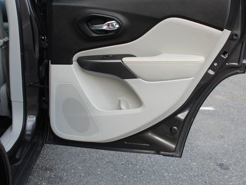 Used 2019 Jeep Cherokee Limited image 16