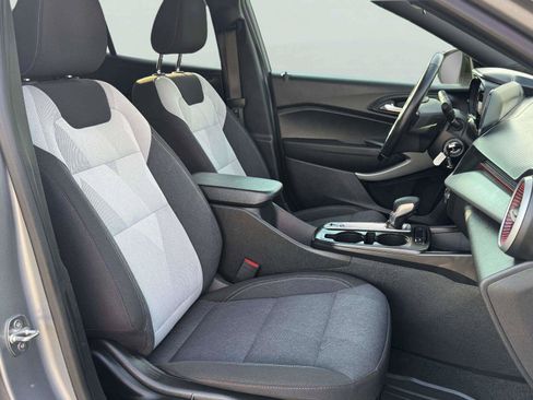 Used 2024 Chevrolet Trax RS w/ Sunroof Package FWD image 53