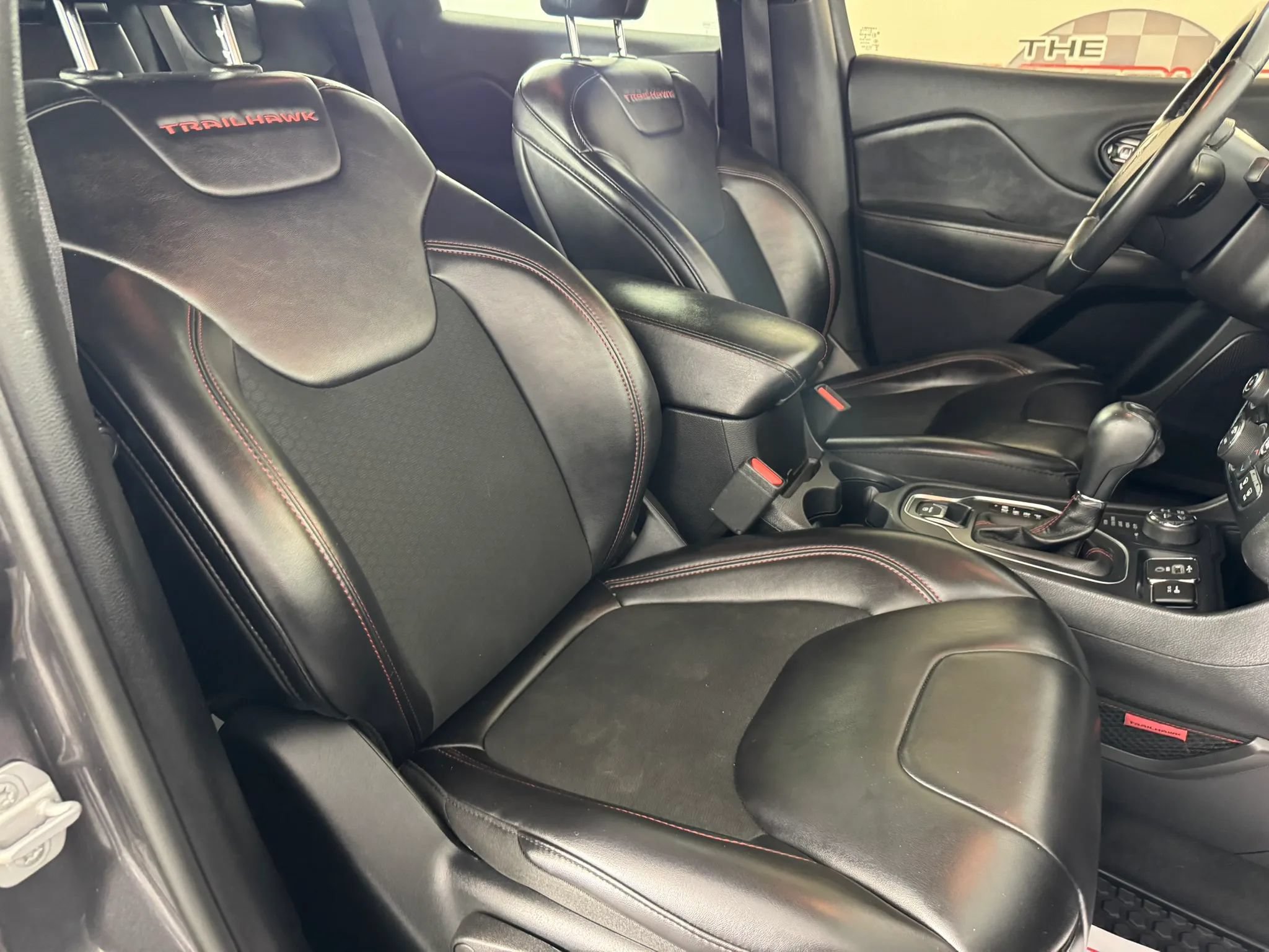 Used 2019 Jeep Cherokee Trailhawk AWD/4WD image 34