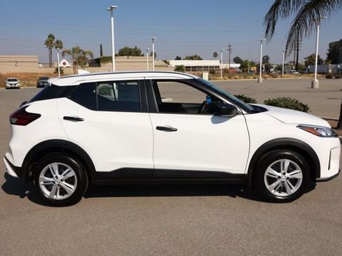 New 2025 Nissan Kicks Play S image 3