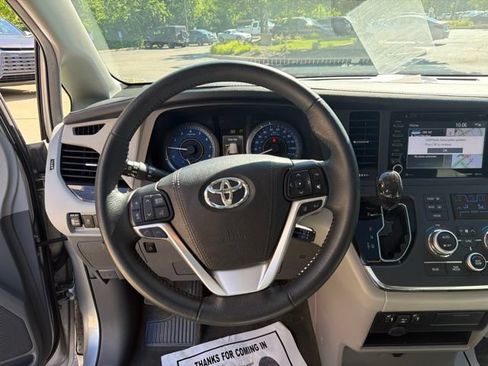 Used 2018 Toyota Sienna XLE w/ XLE Navigation Package FWD image 15