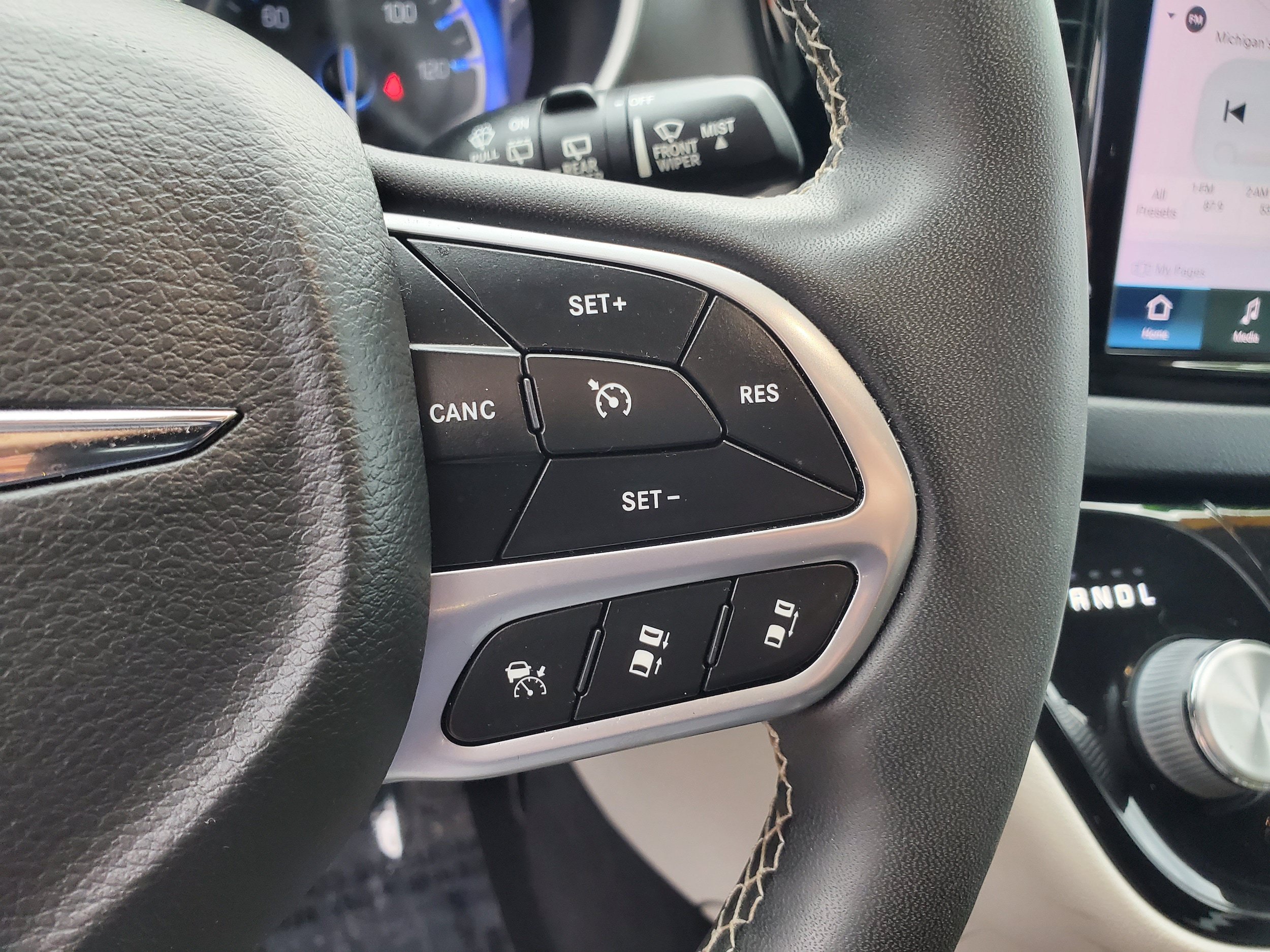 Used 2022 Chrysler Pacifica Touring-L FWD image 16