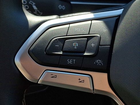 Used 2023 Volkswagen Tiguan SE w/ Panoramic Sunroof Package FWD image 19