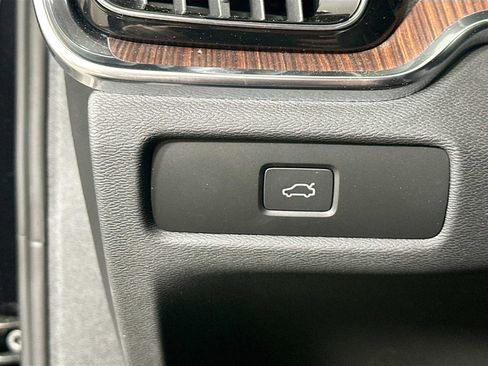 Certified 2025 Volvo V60 B5 Cross Country Plus w/ Protection Package Premier image 10