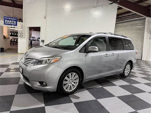 Used 2017 Toyota Sienna Limited Premium image 9