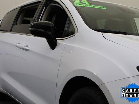 Used 2024 Chrysler Pacifica Select image 17
