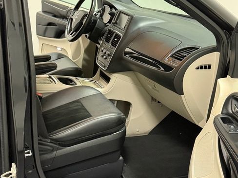 Used 2018 Dodge Grand Caravan SXT image 12