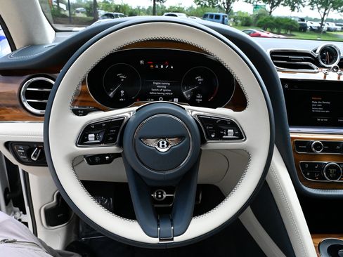 Used 2023 Bentley Bentayga AWD/4WD image 23