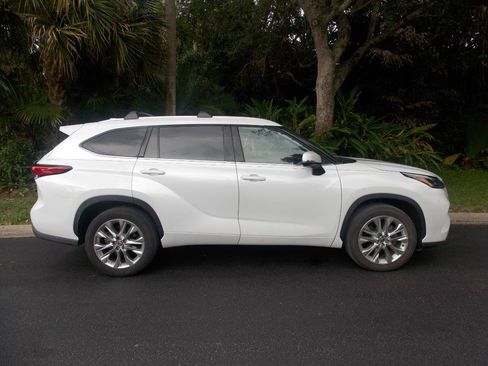 Used 2023 Toyota Highlander Limited FWD image 11