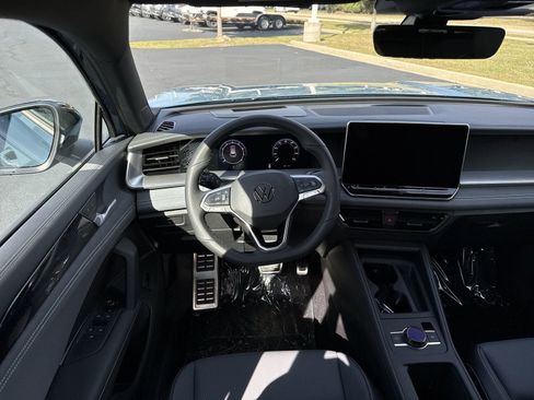 New 2025 Volkswagen Tiguan SE R-Line image 16