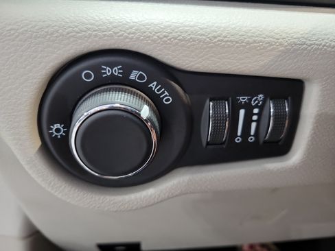 Used 2023 Chrysler Voyager LX FWD image 28