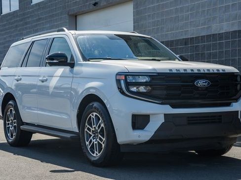 Used 2025 Ford Expedition Active RWD image 2