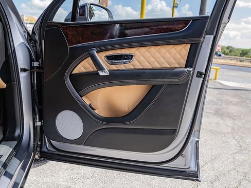 Used 2017 Bentley Bentayga image 17