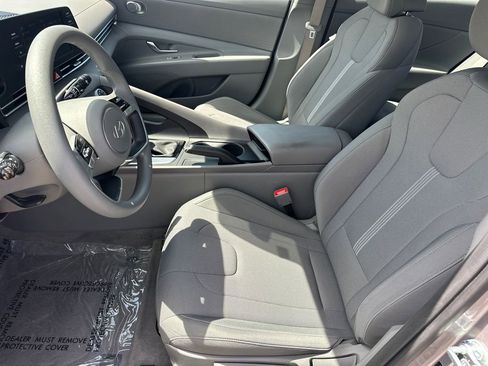Used 2025 Hyundai Elantra SE FWD image 9