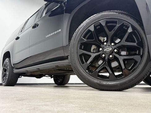 Used 2019 Chevrolet Suburban LT image 3