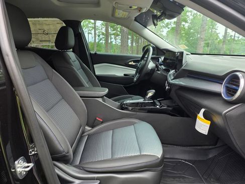 New 2026 Chevrolet Trax LT w/ Sunroof Package FWD image 24
