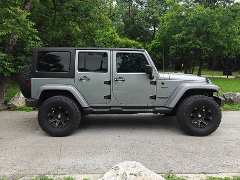 Used 2016 Jeep Wrangler Unlimited Sahara AWD/4WD image 3