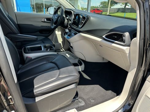 Used 2023 Chrysler Pacifica Touring-L FWD image 35