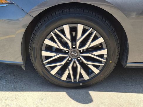 Used 2025 Nissan Altima 2.5 SV FWD image 35