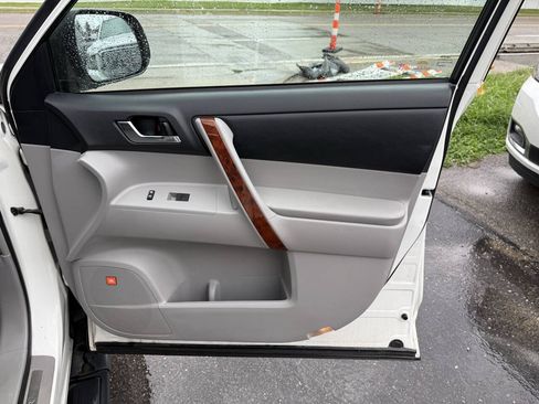 Used 2011 Toyota Highlander Limited w/ Tow Pkg AWD/4WD image 9